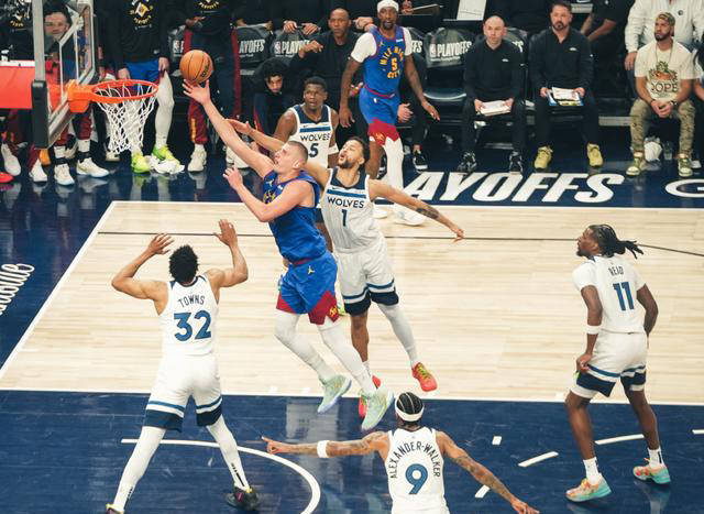 B体育-NBA季后赛：快船击败掘金，总比分2-1领先