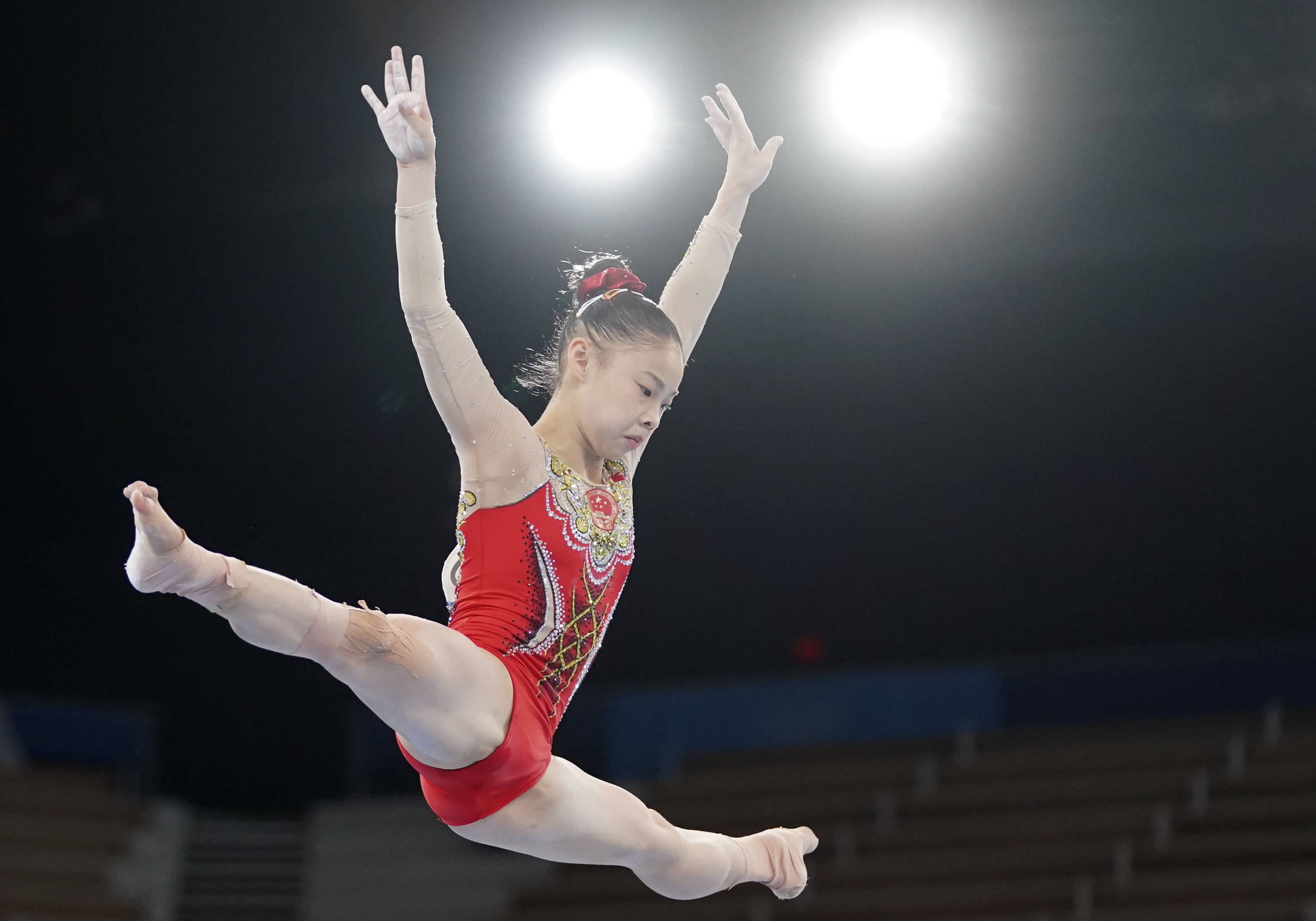 B体育-意大利体操选手斯佩特索里获得女子全能冠军