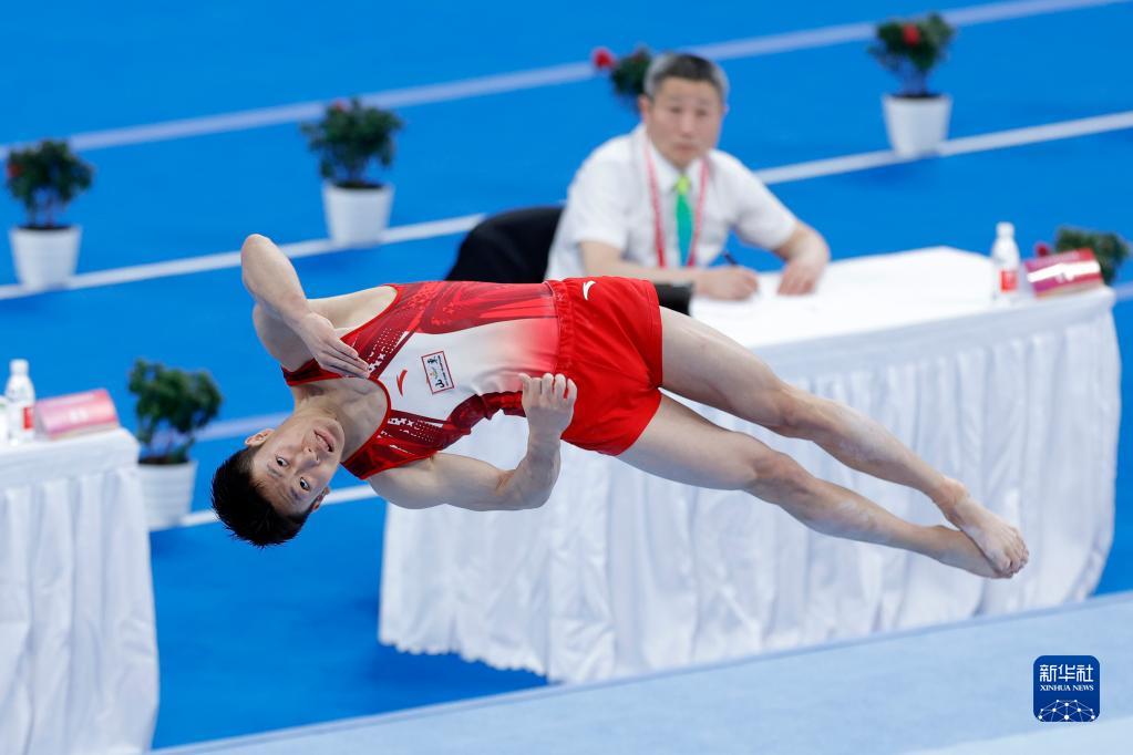 B体育-体操决赛惊险激烈，选手飘红银